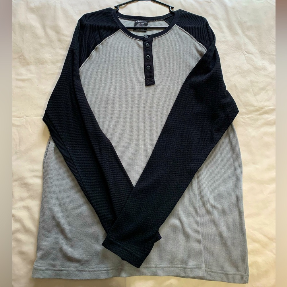 Men’s 2XL Buttoned long sleeve sweater/ Color: Black, Gray/ in great condition